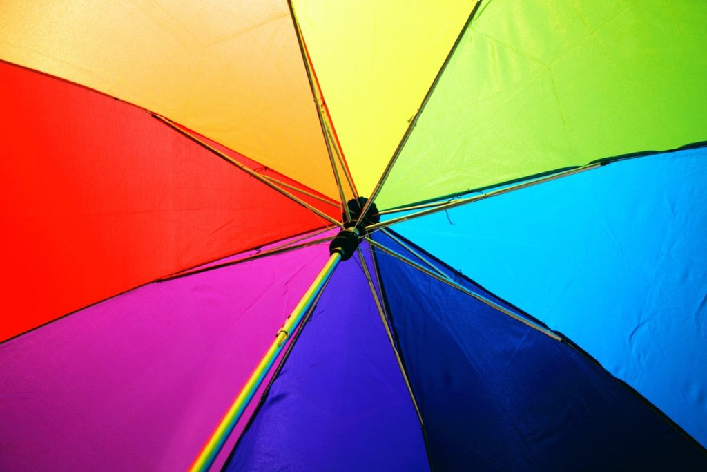 sateenkaaren värinen sateenvarjo