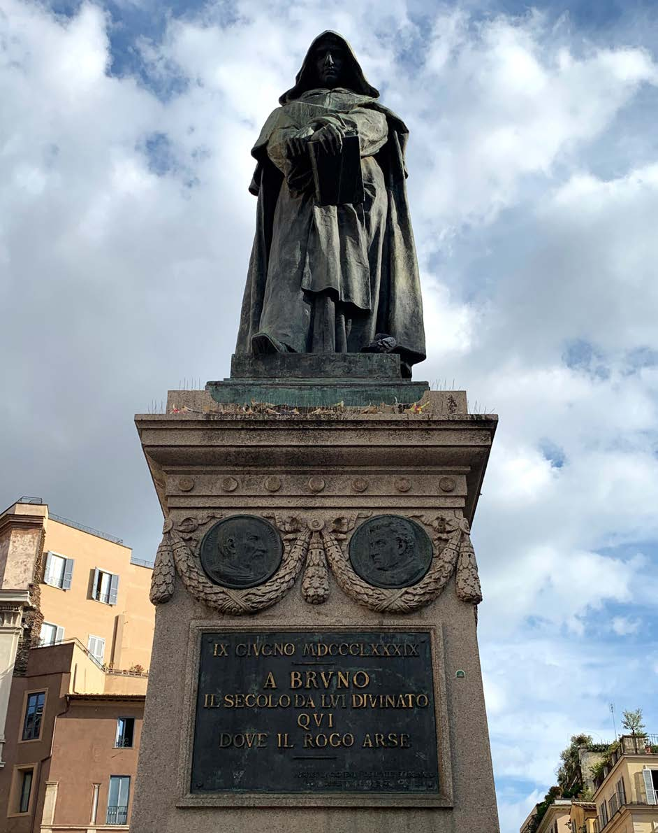 Giordano Brunoa esittävä patsas Roomassa Campo de’ Fiorilla, Brunon polttoroviopaikalla.