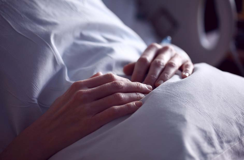 Osittainen kuva potilaasta vuoteessa. Kuva: Alexander Grey / Pixabay