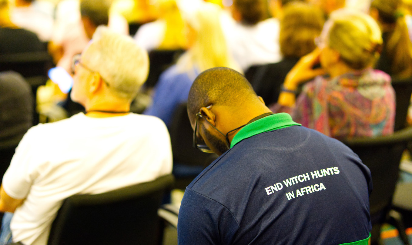Osallistujan paidan selkäpuolella lukee "End witch hunts in Africa".