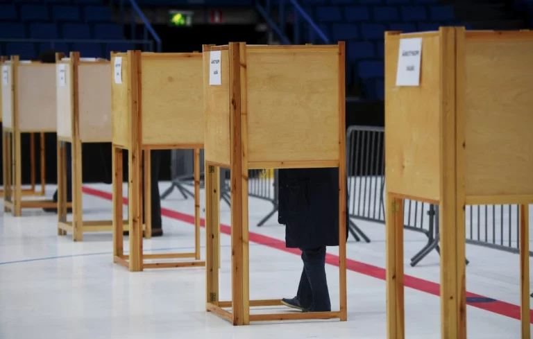 Äänestäjiä äänestyspaikan kopeissa. Kuva: Lehtikuva