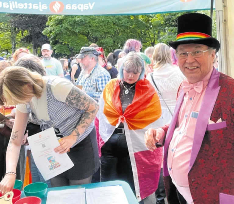 Helsingin vapaa-ajattelijain sihteeri ja seremoniamestari Thomas Mangs esittelypisteellä Priden puistojuhlassa kesäkuussa. Vapaa-ajattelijat osallistuivat perinteisesti myös Maailma kylässä -festareihin. Kuva: Janne Karjalainen