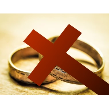 Kultaiset, punamustan ristin peittämät, vihkisormukset puisella pöydällä - Thomas Breher@Pixabay - muokkaus MJ