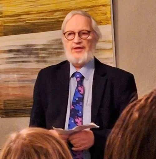 Iltajuhlassa puhui akateemikko Ilkka Niiniluoto, joka oli alusta asti mukana sekä ET:n että filosofian kehittämisessä.