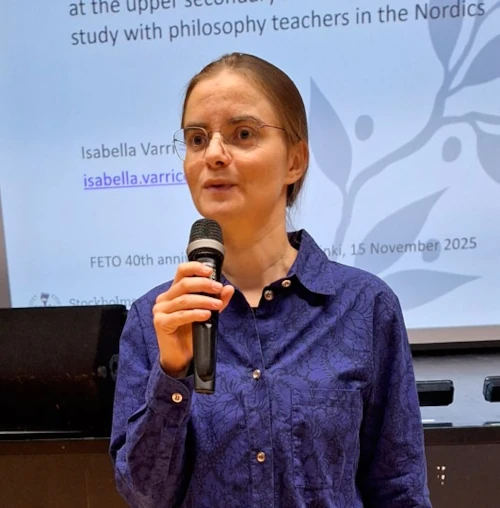 FETOn puheenjohtaja FM Katri Hämeenniemi esiintymässä