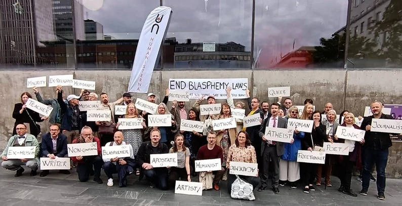 Pohjoismainen humanistikonferenssi 2025 mielenilmaisu Pohjoismainen humanistikonferenssi 2025 mielenilmaisu. Kolmisenkymmentä osanottajaa kyltteineen.