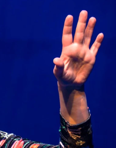 Roastasin kirkkoa luvan kanssa. Kuvassa vasen käsi sormet levällään.