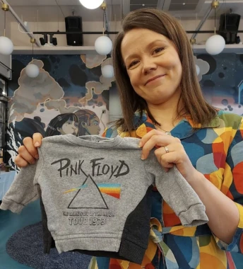 Sanna Harju pitelee lasten Pink Floyd -paitaa. Kuva: tahdotko.fi