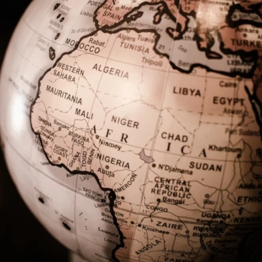 Kuvassa karttapallo jossa näkyy seepiansävyinen Afrikka. Photo by James Wiseman / Unsplash