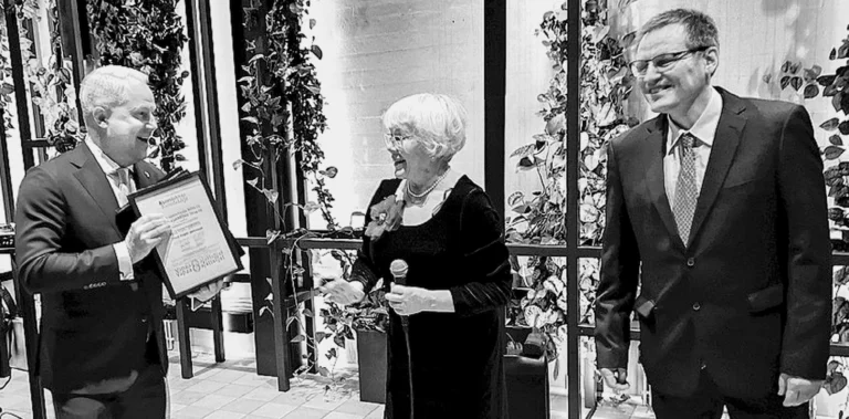Palkinnon vastaanotti Krematoriosäätiön puheenjohtaja Marcus Rantala (vas.). Luovuttajina toimivat Vapaa-ajattelijain liiton taloudenhoitaja, Pro-Seremoniain puhuja Marja Vinni sekä liiton puheenjohtaja Jori Mäntysalo. Kuva: Esa Ylikoski