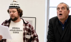Huonon kirjallisuuden seuran kirjoituskisan palkintojenjako 1999. Puheenjohtaja Risto K. Järvinen lukee isänmaallisen runonsa ”Eugen Schaumanin saha”. Kilpailun tuomari Jörn Donner kärsii. Kuva: M.G. Soikkeli